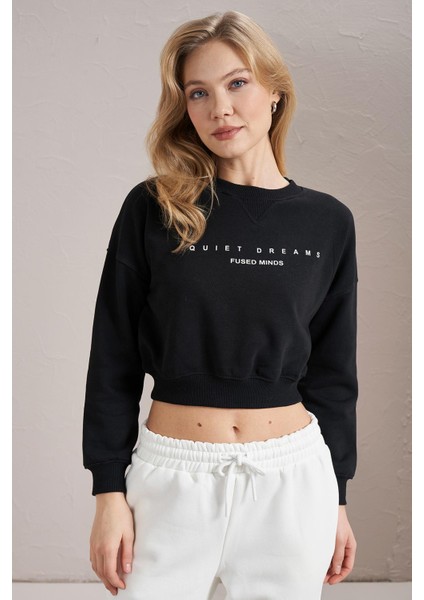 Kadın Siyah Quiet Dreams Baskılı Üç Iplik Crop Sweatshirt