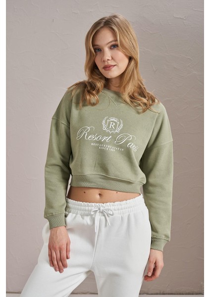 Kadın Olive Resort Paris Baskılı Üç Iplik Crop Sweatshirt