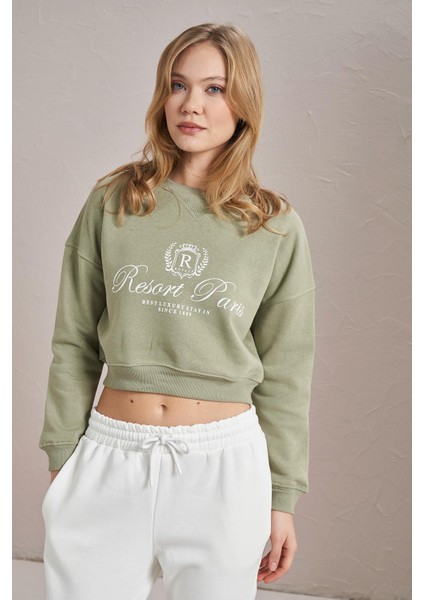 Kadın Olive Resort Paris Baskılı Üç Iplik Crop Sweatshirt