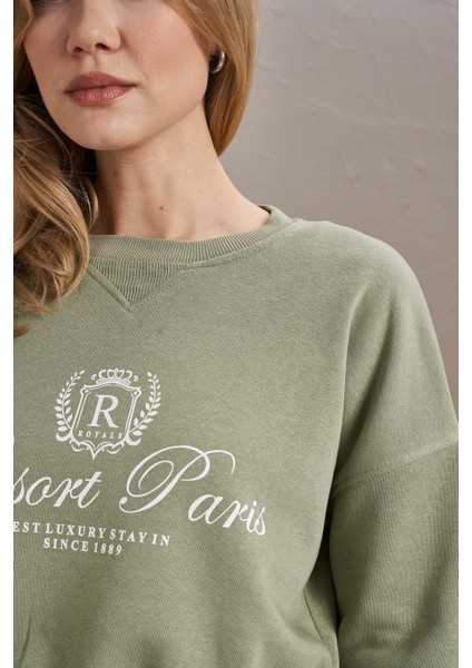 Kadın Olive Resort Paris Baskılı Üç Iplik Crop Sweatshirt