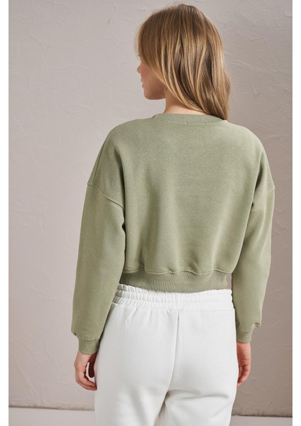 Kadın Olive Resort Paris Baskılı Üç Iplik Crop Sweatshirt