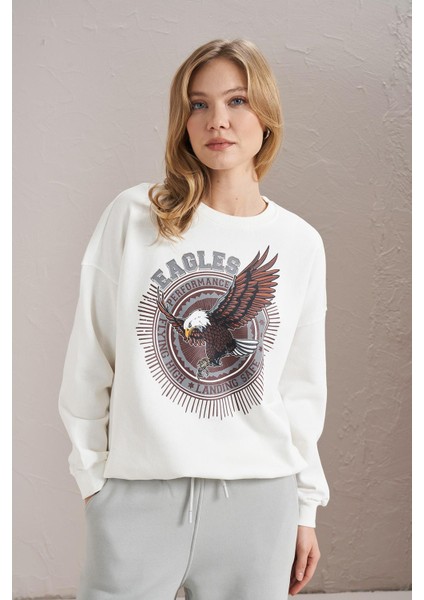 Kadın Ekru Bisiklet Yaka Eagles Baskılı Üç Iplik Basic Sweatshirt