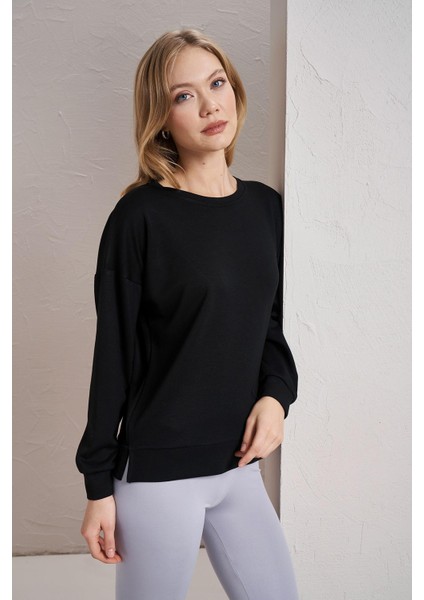 Kadın Siyah Modal Kumaş Bisiklet Yaka Yanı Yırtmaçlı Basic Sweatshirt