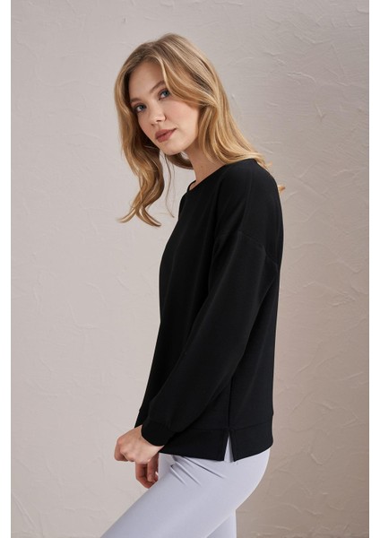 Kadın Siyah Modal Kumaş Bisiklet Yaka Yanı Yırtmaçlı Basic Sweatshirt