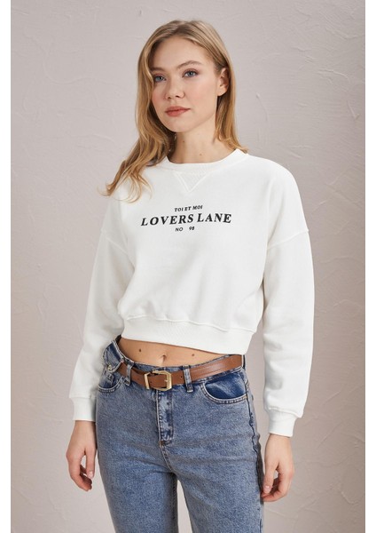 Kadın Ekru Bisiklet Yaka Lovers Lane Baskılı Üç Iplik Crop Sweatshirt