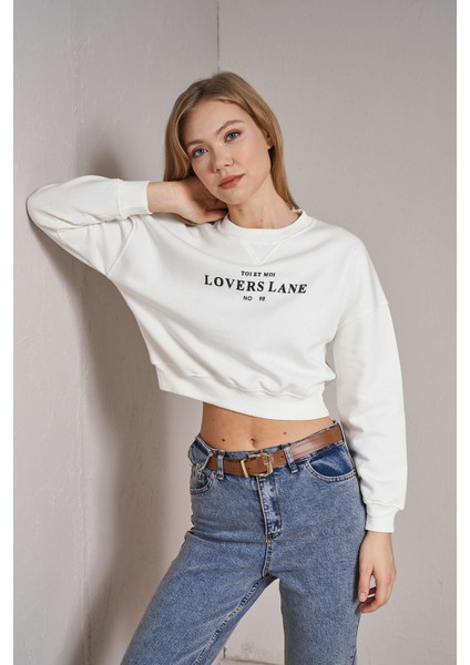 Kadın Ekru Bisiklet Yaka Lovers Lane Baskılı Üç Iplik Crop Sweatshirt