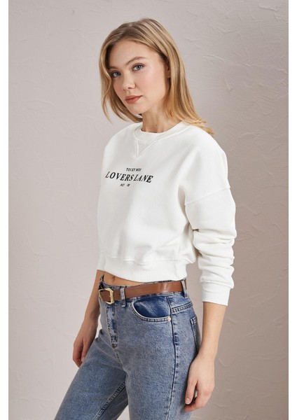 Kadın Ekru Bisiklet Yaka Lovers Lane Baskılı Üç Iplik Crop Sweatshirt