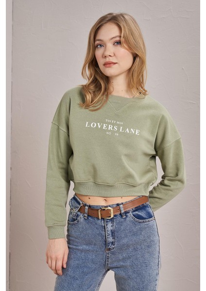 Kadın Olive Bisiklet Yaka Lovers Lane Baskılı Üç Iplik Crop Sweatshirt