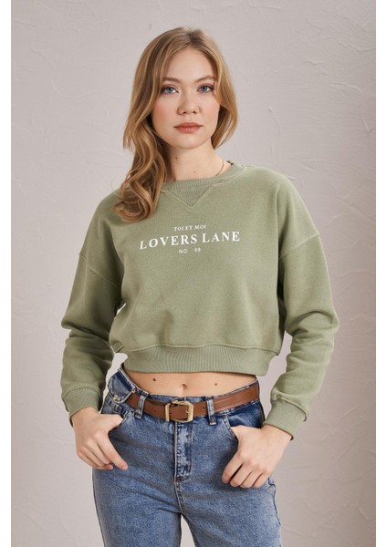 Kadın Olive Bisiklet Yaka Lovers Lane Baskılı Üç Iplik Crop Sweatshirt