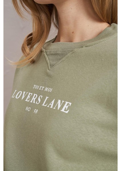 Kadın Olive Bisiklet Yaka Lovers Lane Baskılı Üç Iplik Crop Sweatshirt