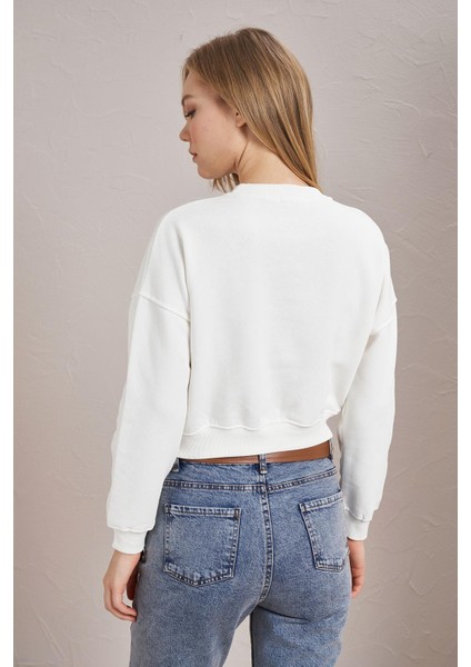 Kadın Ekru Bisiklet Yaka Lovers Lane Baskılı Üç Iplik Crop Sweatshirt indirimleri