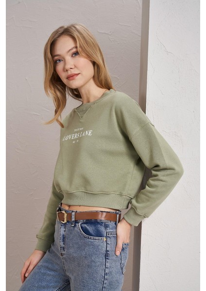 Kadın Olive Bisiklet Yaka Lovers Lane Baskılı Üç Iplik Crop Sweatshirt modelleri
