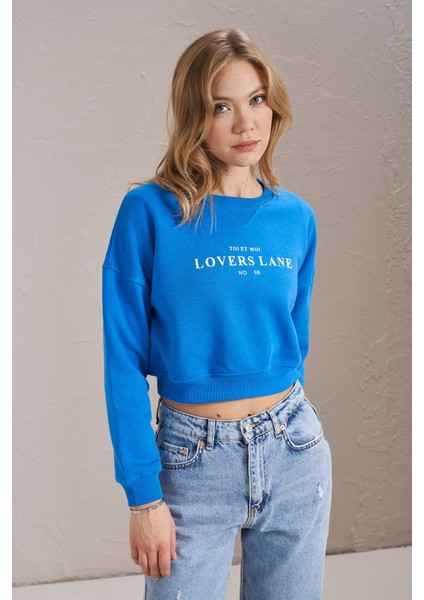 Kadın Mavi Bisiklet Yaka Lovers Lane Baskılı Üç Iplik Crop Sweatshirt