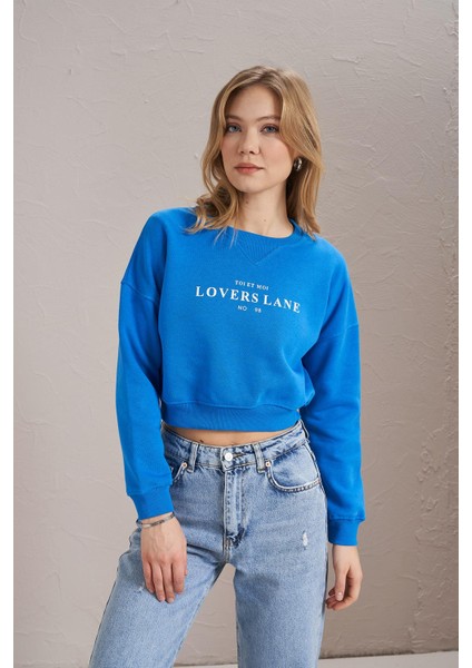 Kadın Mavi Bisiklet Yaka Lovers Lane Baskılı Üç Iplik Crop Sweatshirt