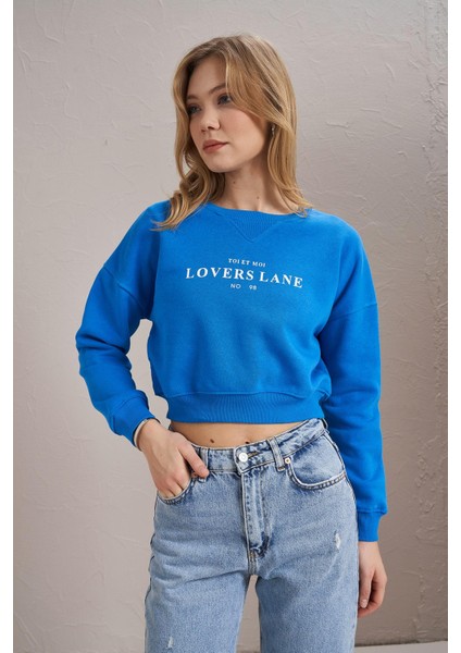 Kadın Mavi Bisiklet Yaka Lovers Lane Baskılı Üç Iplik Crop Sweatshirt