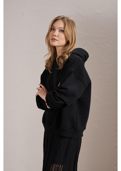 Kadın Siyah Kapüşonlu Oversize Basic Sweatshirt fırsatları
