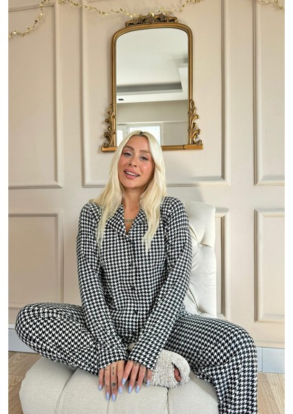 Kazayağı Baskılı Önden Düğmeli Uzun Kollu Kadife Pijama Takımı fırsatları