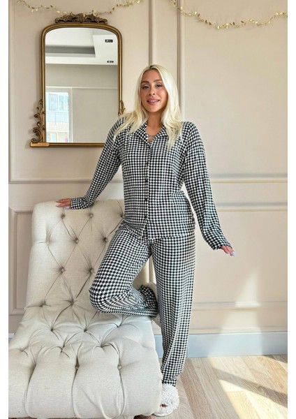 Kazayağı Baskılı Önden Düğmeli Uzun Kollu Kadife Pijama Takımı