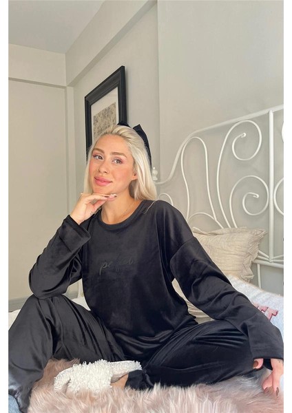 Siyah Perfect Desenli Exclusive Kadife Kadın Pijama Takımı modelleri