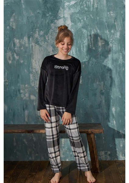 Pijama Evi Siyah Strong Desenli Exclusive Kadife Kız Çocuk Pijama Takımı 