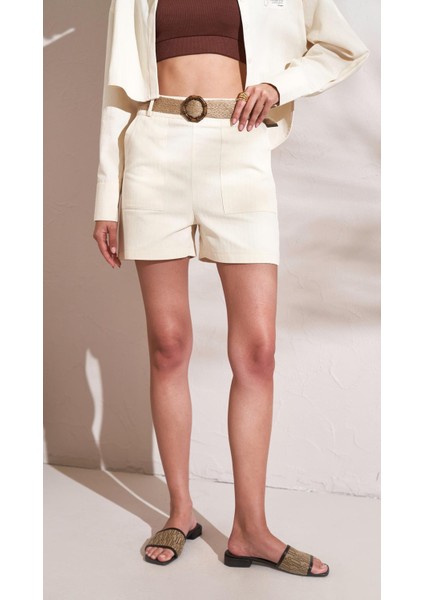 Kadın Naturel Beli Kemerli Balık Sırtı Gabardin Kumaş Şort fırsatları