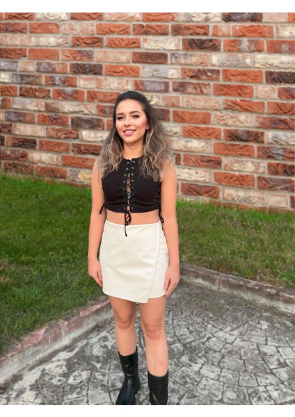 Kırık Beyaz Suni Deri Kruvaze Şardonlu Mini Şort Etek