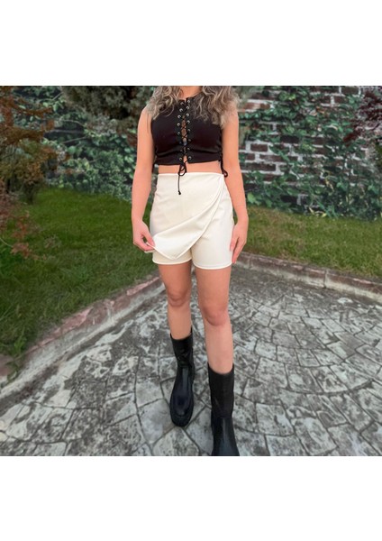 Kırık Beyaz Suni Deri Kruvaze Şardonlu Mini Şort Etek fiyatları