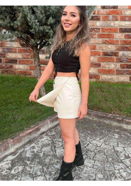 Kırık Beyaz Suni Deri Kruvaze Şardonlu Mini Şort Etek fırsatları