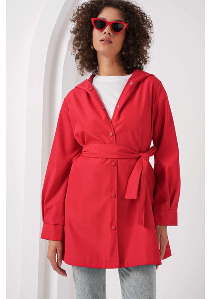 Kadın Kırmızı Çıt Çıt Kapamalı Astarlı Kuşaklı Kapüşonlu Trençkot HZL25W-BD159341 fiyatları