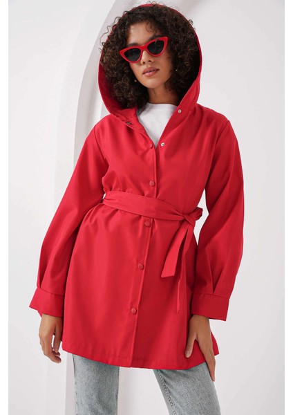 Kadın Kırmızı Çıt Çıt Kapamalı Astarlı Kuşaklı Kapüşonlu Trençkot HZL25W-BD159341 modelleri