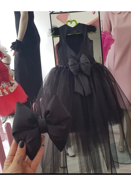 Kız Çocuk Siyah Kabarık Sırt Kalp Detaylı Kuyruklu Elbise