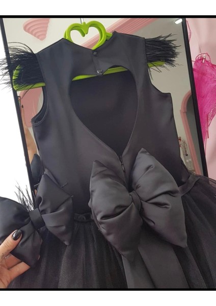 Kız Çocuk Siyah Kabarık Sırt Kalp Detaylı Kuyruklu Elbise modelleri