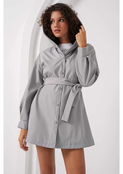 Kadın Gri Mavi Çıt Çıt Kapamalı Astarlı Kuşaklı Kapüşonlu Trençkot HZL25W-BD159341 fiyatları