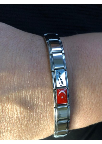 Ay Yıldız Türk Bayrağı Atatürk Imzalı Italyan Charm Nomi Çelik • Sevgiliye • Eşe • Babaya • Bileklik fırsatları