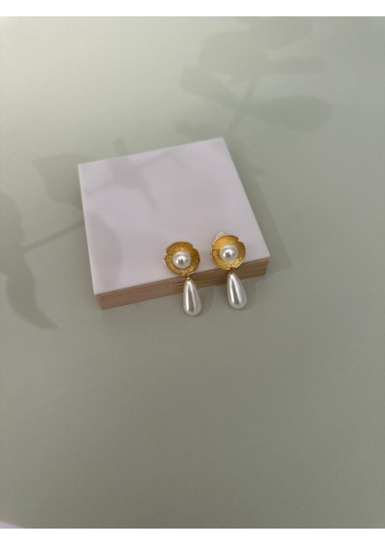 Çiçek Formlu Plaka Inci Sallantılı Gold Küpe