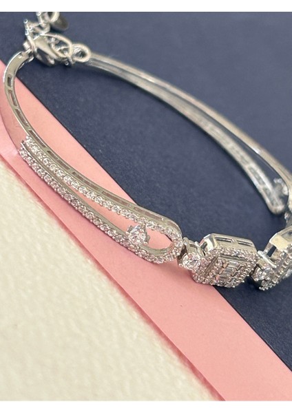 6,30 gr Silver Renk Yatay Baget Büyük-Küçük Zirkon Taşlı 925 Gümüş Kelepçe fırsatları
