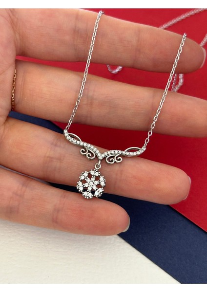Silver Renk Tasarım Ucunda Kar Tanesi Zirkon Taşlı 925 Gümüş Kolye