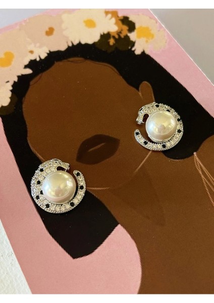 Silver Renk Çelik Siyah Beyaz Zirkon Taşlı Ortası İnci Detaylı Puma Küpe modelleri