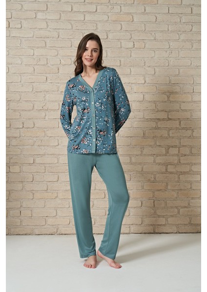 Kadın Önden Düğmeli Üst Kısmı Yaprak Desenli Uzun Kollu Pijama Takımı