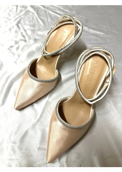 Kadın Nude Bej Ten Saten 8 cm Şeffaf Topuklu Bilekten Dolamalı Taşlı Sivri Burunlu Abiye Ayakkabı