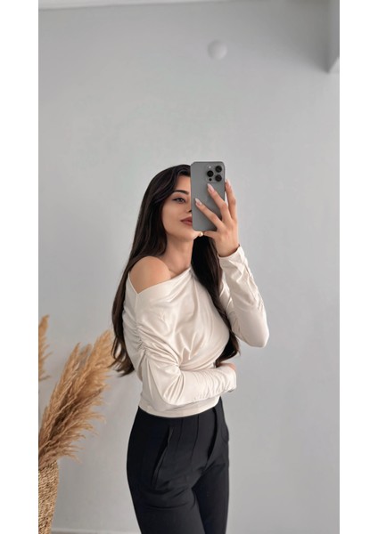 Lucky Düşük Omuz Drapeli Asimetrik Krep Bluz Bej