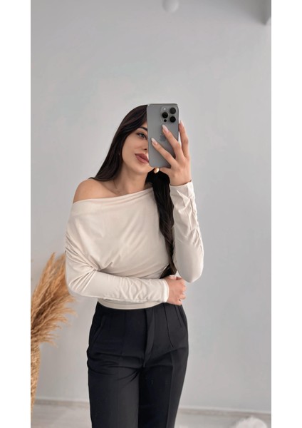 Lucky Düşük Omuz Drapeli Asimetrik Krep Bluz Bej