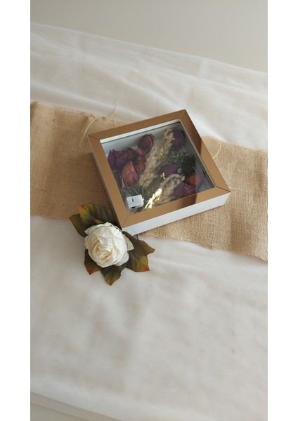 20X20X5 cm Ledli Beyaz-Bronz Anı Çerçevesi! Yeni Moda Çiçek Anı Çerçevesi! fırsatları