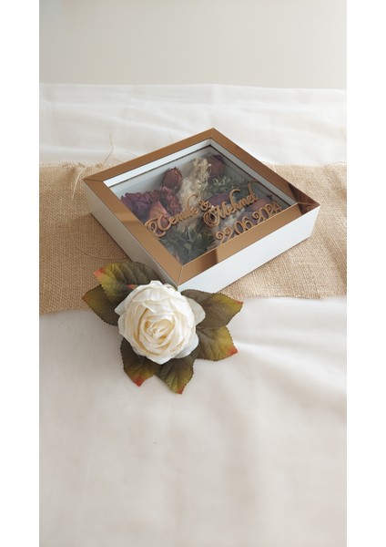 20X20X5 cm Isimli Beyaz-Bronz Anı Çerçevesi! Yeni Moda Çiçek Anı Çerçevesi! fiyatları
