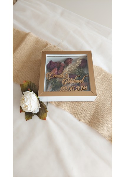 20X20X5 cm Isimli Beyaz-Bronz Anı Çerçevesi! Yeni Moda Çiçek Anı Çerçevesi! modelleri