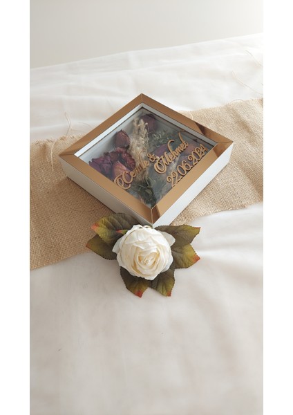 20X20X5 cm Isimli Beyaz-Bronz Anı Çerçevesi! Yeni Moda Çiçek Anı Çerçevesi! fırsatları