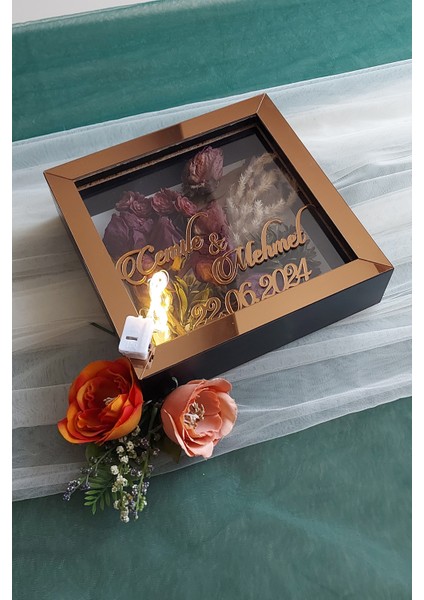 20X20X5 cm Ledli+Isimli Siyah-Bronz Anı Çerçevesi! Yeni Moda Çiçek Anı Çerçevesi! fiyatları