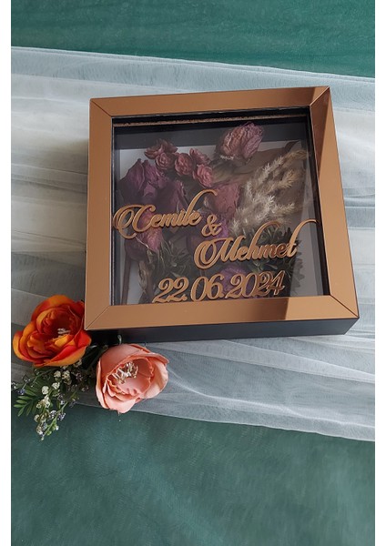 20X20X5 cm Isimli Siyah-Bronz Anı Çerçevesi! Yeni Moda Çiçek Anı Çerçevesi! fiyatları