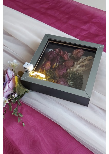 20X20X5 cm Ledli Siyah-Füme Anı Çerçevesi! Yeni Moda Çiçek Anı Çerçevesi! fiyatları