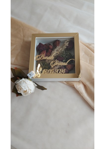 20X20X5 cm Ledli+Isimli Beyaz-Gold Anı Çerçevesi! Yeni Moda Çiçek Anı Çerçevesi!